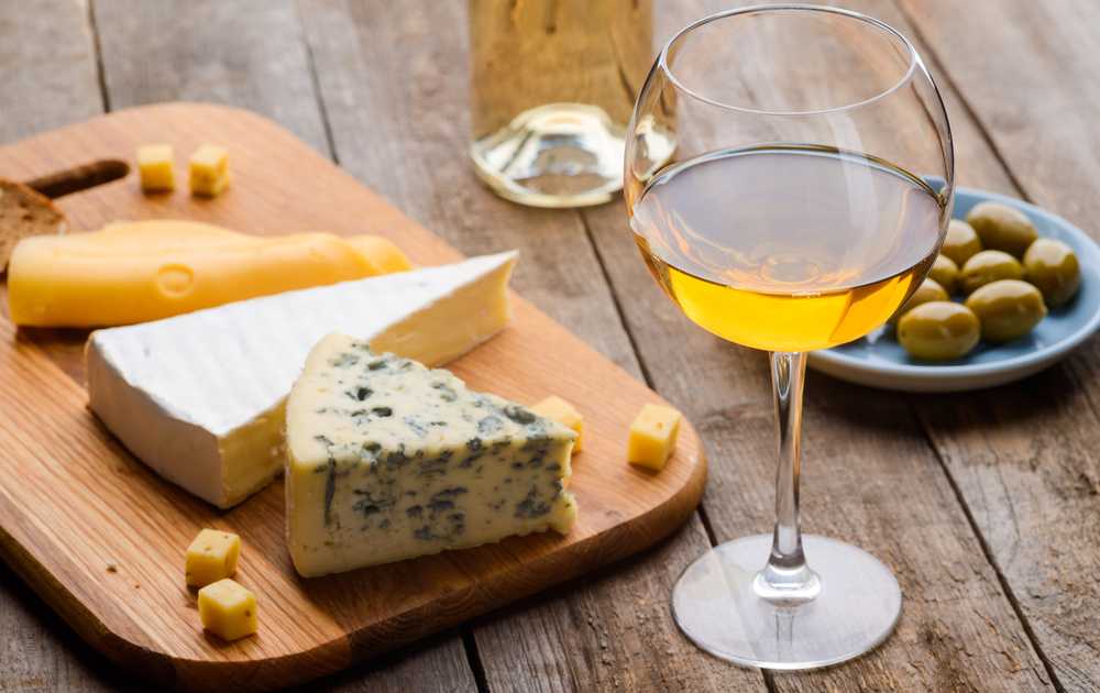 Почему ценители вина считают, что сыр – плохая закуска