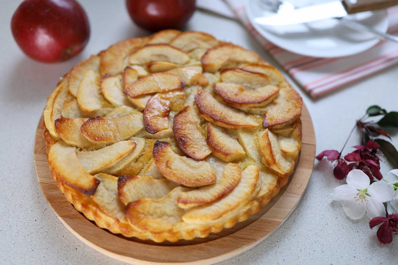Открытый яблочный пирог- популярные пошаговые рецепты