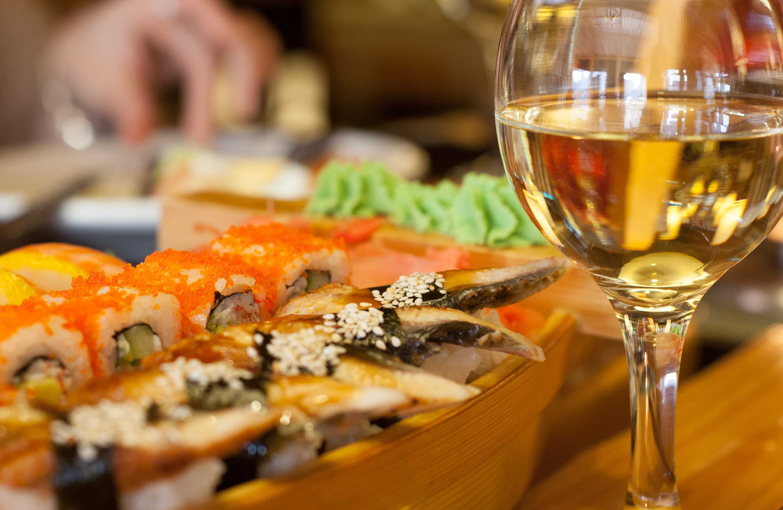 Что пьют с суши и роллами? какие напитки сочетаются с японскими блюдами