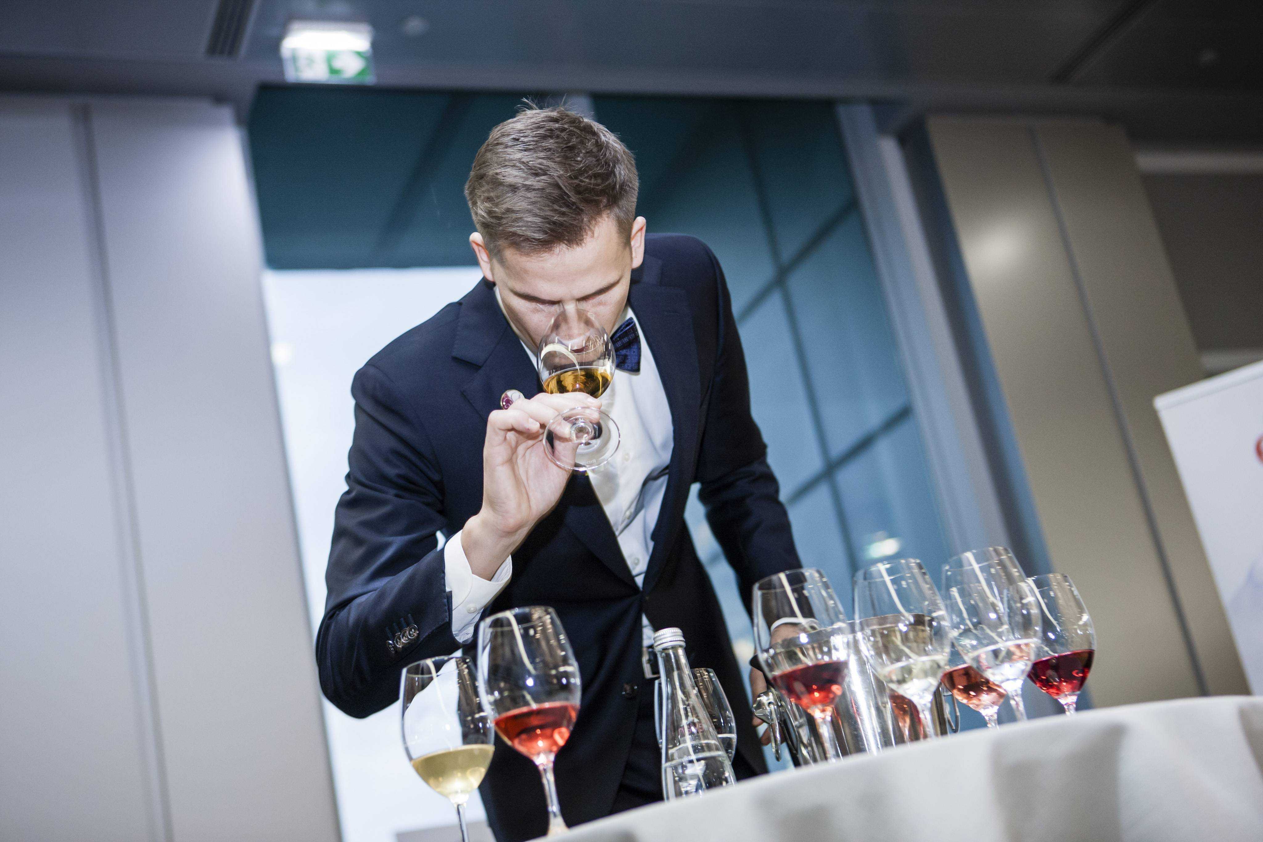 Как сделать ужин незабываемым – советы сомелье о культуре потребления вина