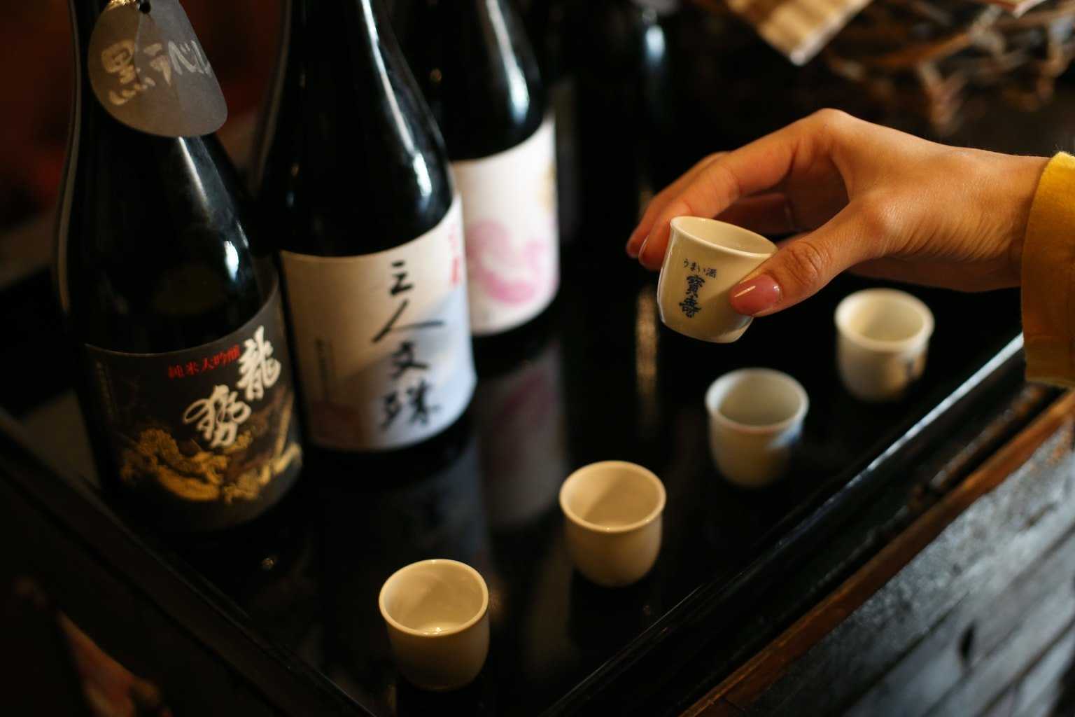 Как пить саке — воплощение японской традиции с тысячелетней историей