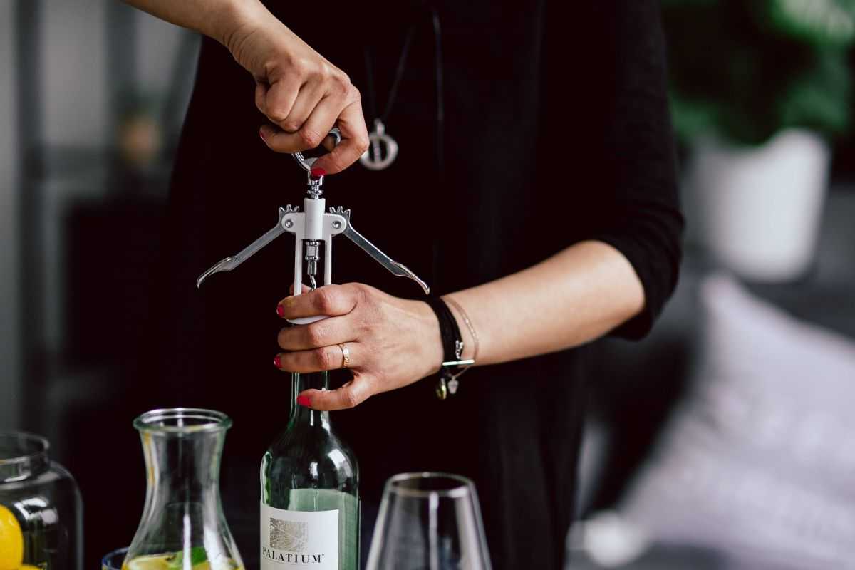 Как открыть бутылку вина штопором – инструкция и видео