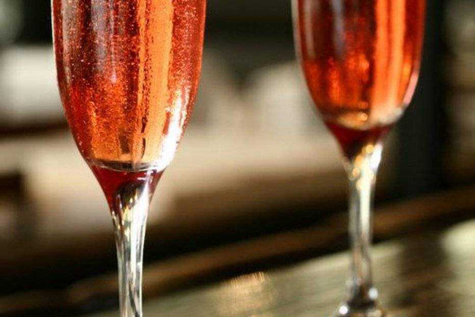 «кир рояль» — коктейль из шампанского с ликером на основе ягод черной смородины