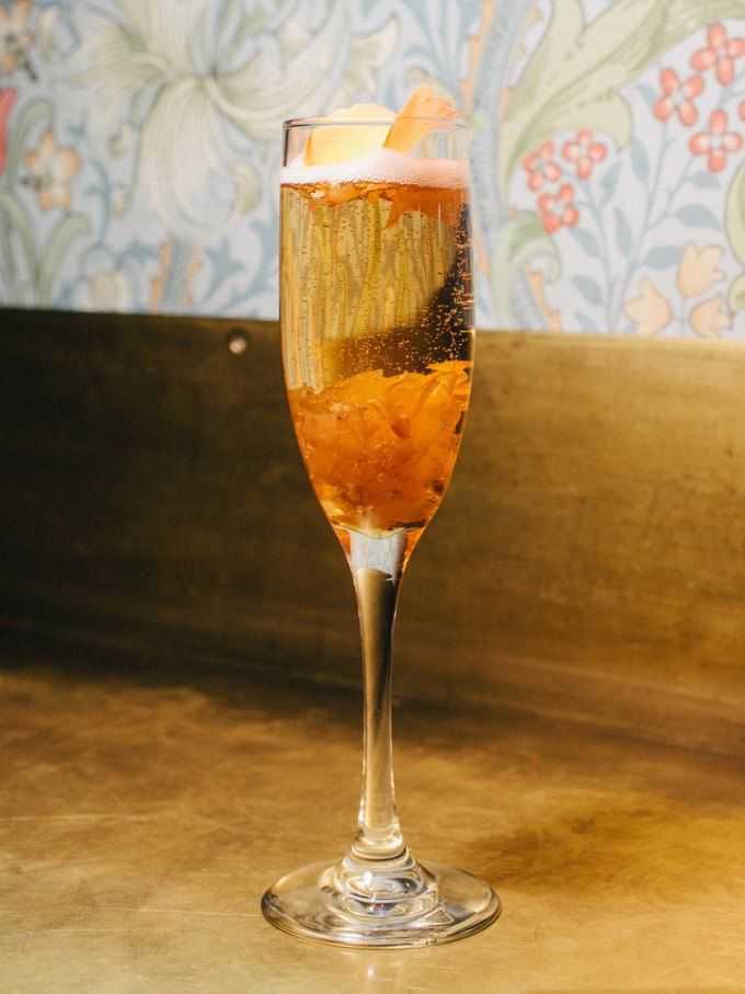 Кир рояль» – коктейль из шампанского с ликером на основе ягод черной смородины