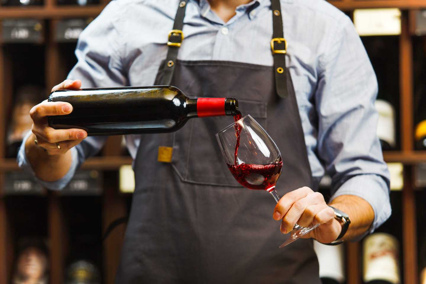 Как наливать и пить вино – правила подачи вина