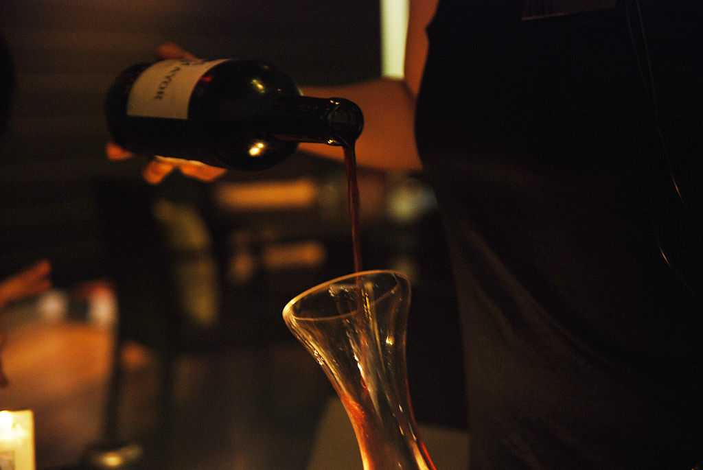 Как правильно декантировать вино – описание процесса и советы