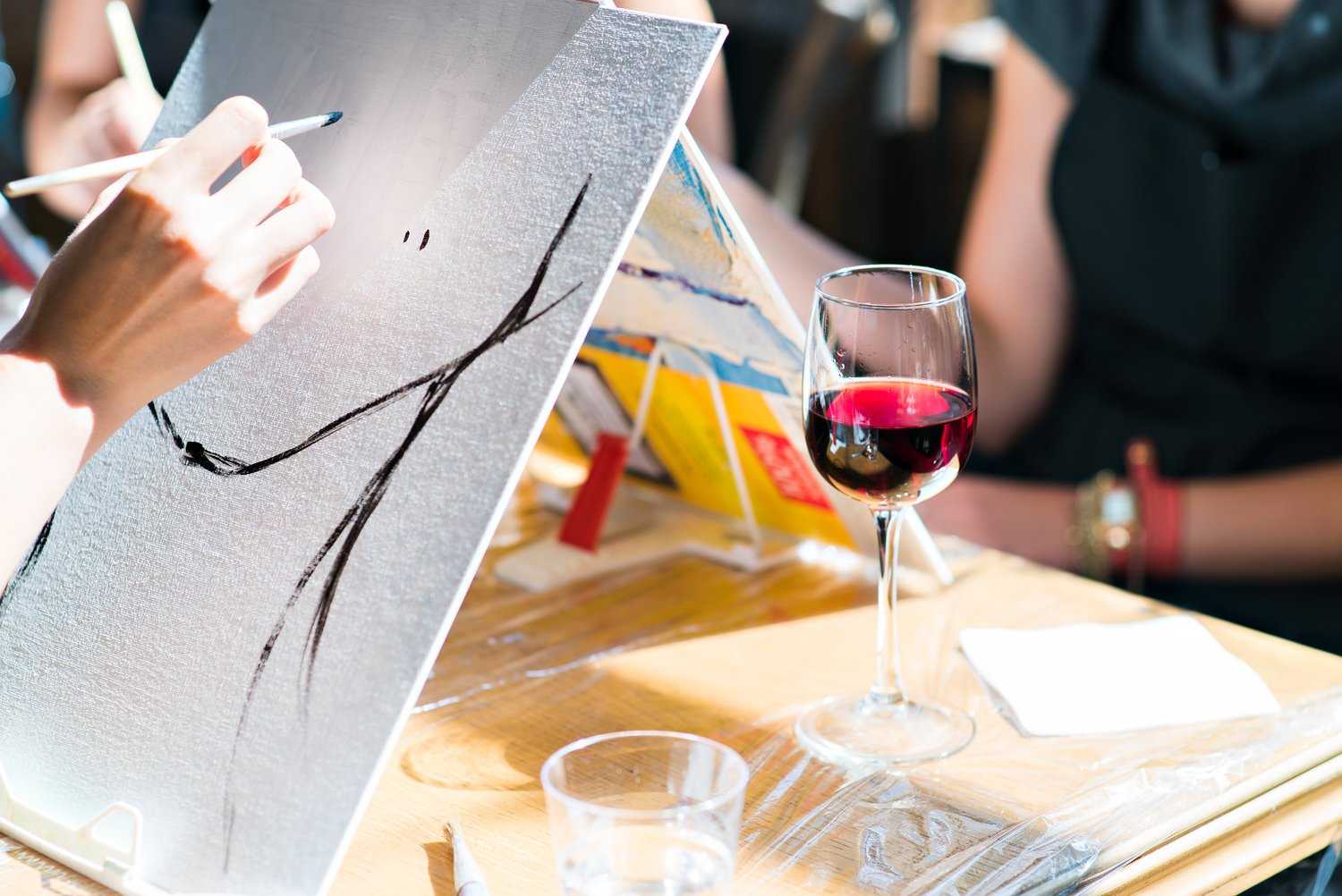 5 художников, рисующих вином | simple wine news