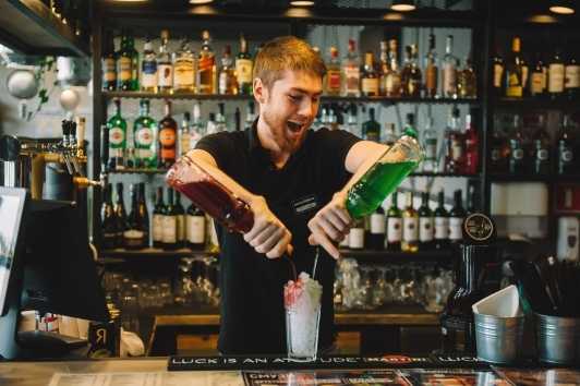 Работа за границей: бармен, вакансии без посредников 2022