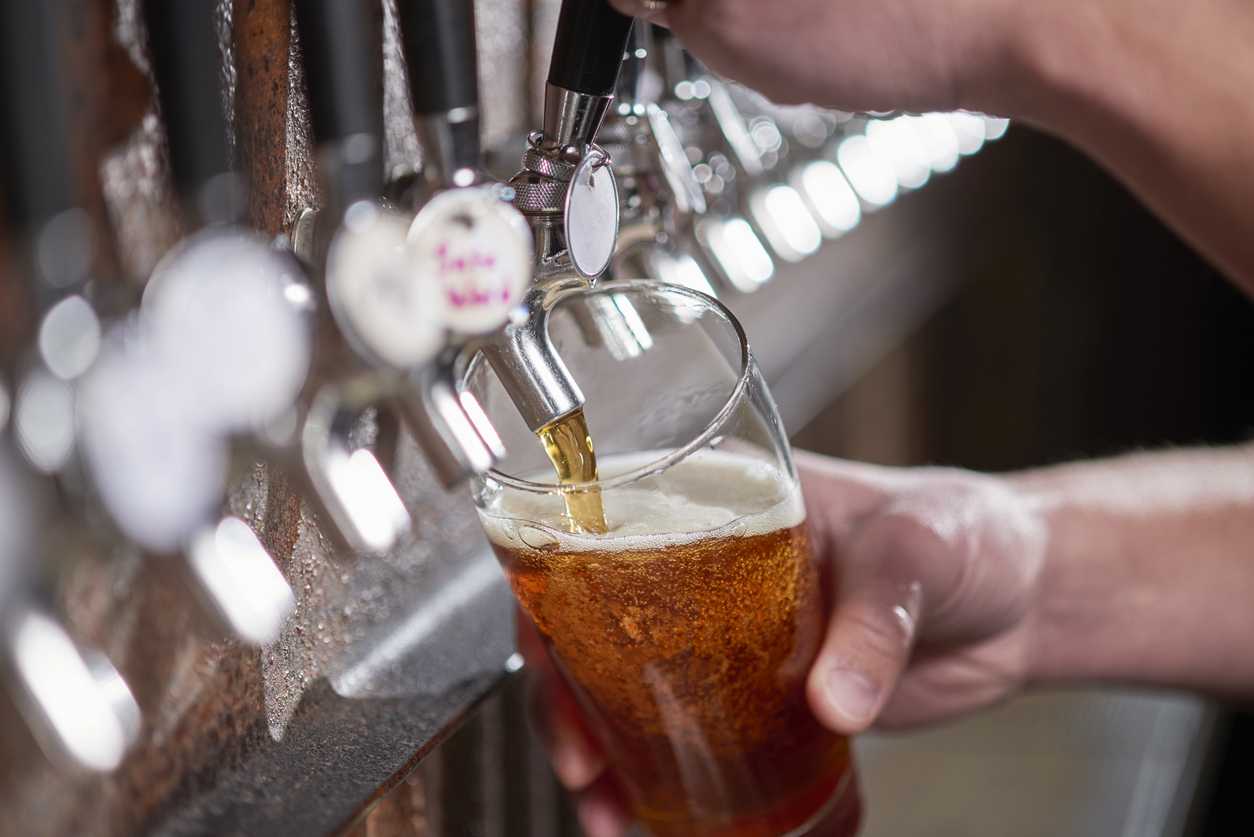 Пенная вечеринка: как правильно пить пиво и не пьянеть