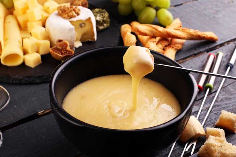 История происхождения сырного фондю и самый вкусный рецепт его приготовления