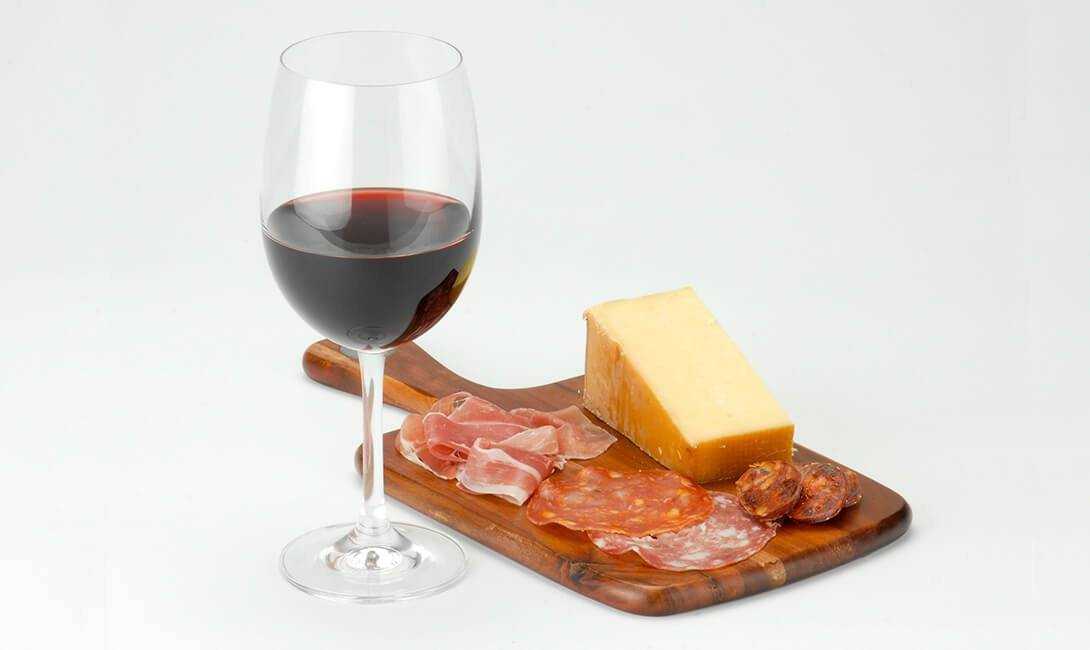 С чем пьют вино красное полусладкое? культура употребления вина