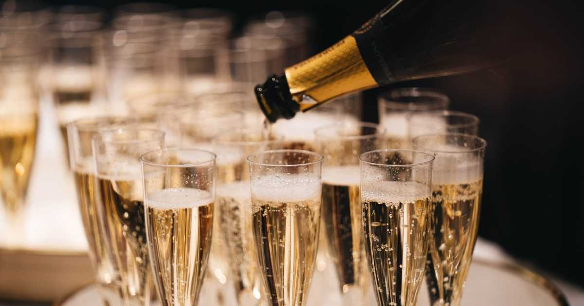 Какое шампанское, игристое вино не стыдно подарить — 13 лучших вариантов на любой кошелек