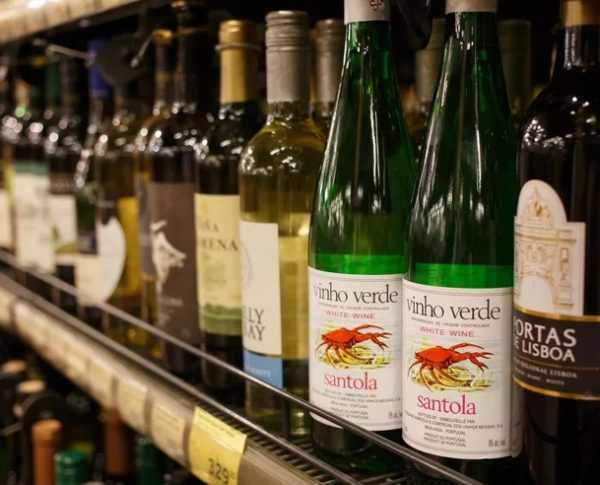 Португальское зеленое вино с петухом на этикетке – и другие известные вина португалии