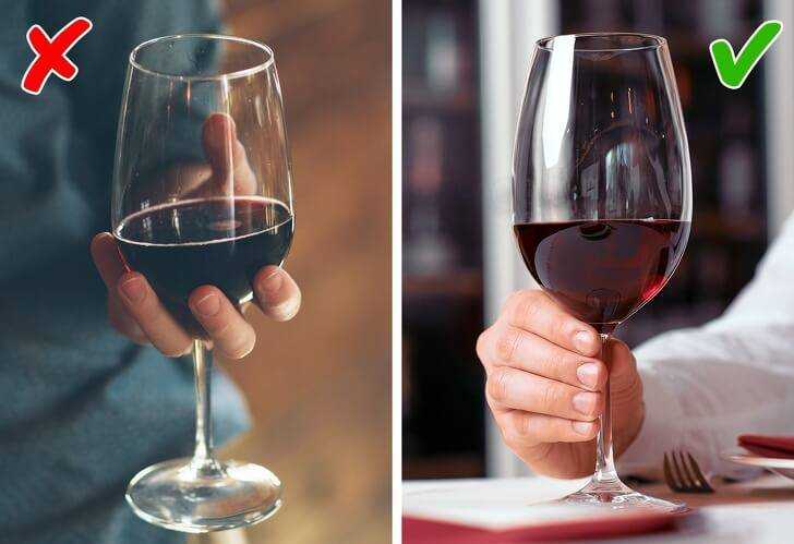 Как держать бокал с вином или другим напитком: правила сервировки стола и особенности употребления напитка, откупоривание бутылки и наполнение фужеров, положение пальцев и рук