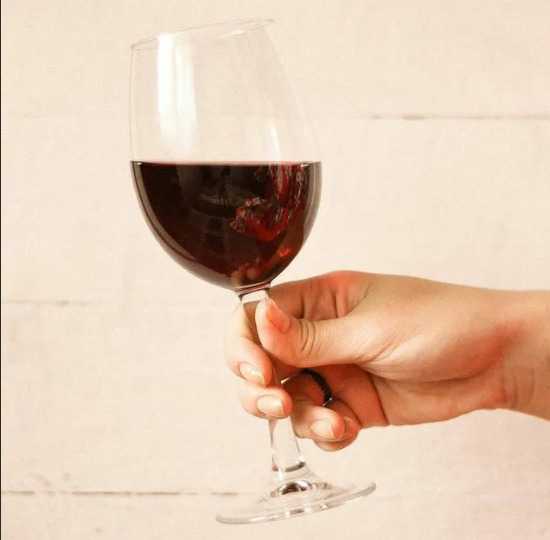 Как правильно держать бокал для вина и какие правила его распития существуют?
