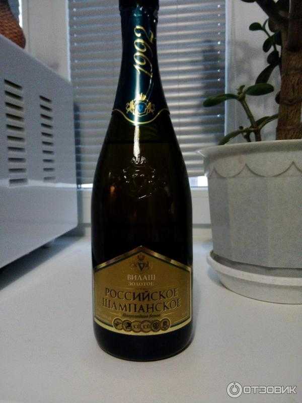 Российское шампанское белое полусладкое  «поэм д’амур»