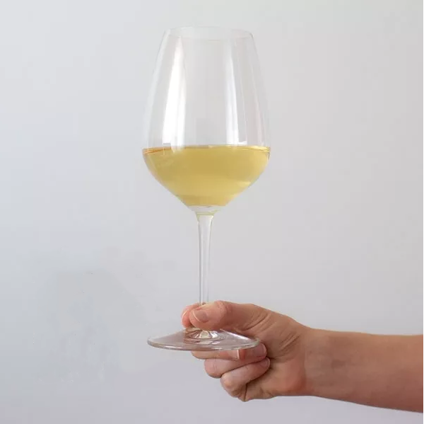 Как правильно держать бокал с белым и красным вином