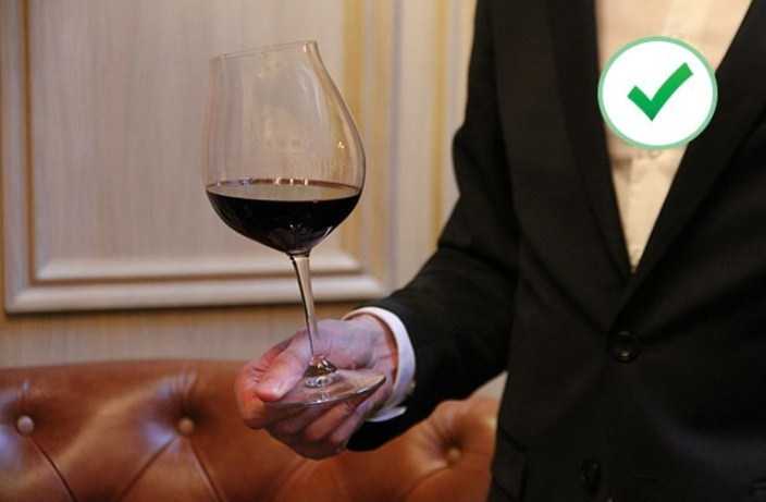 Как правильно держать бокал с вином, шампанским по этикету? - bezprivychek.ru