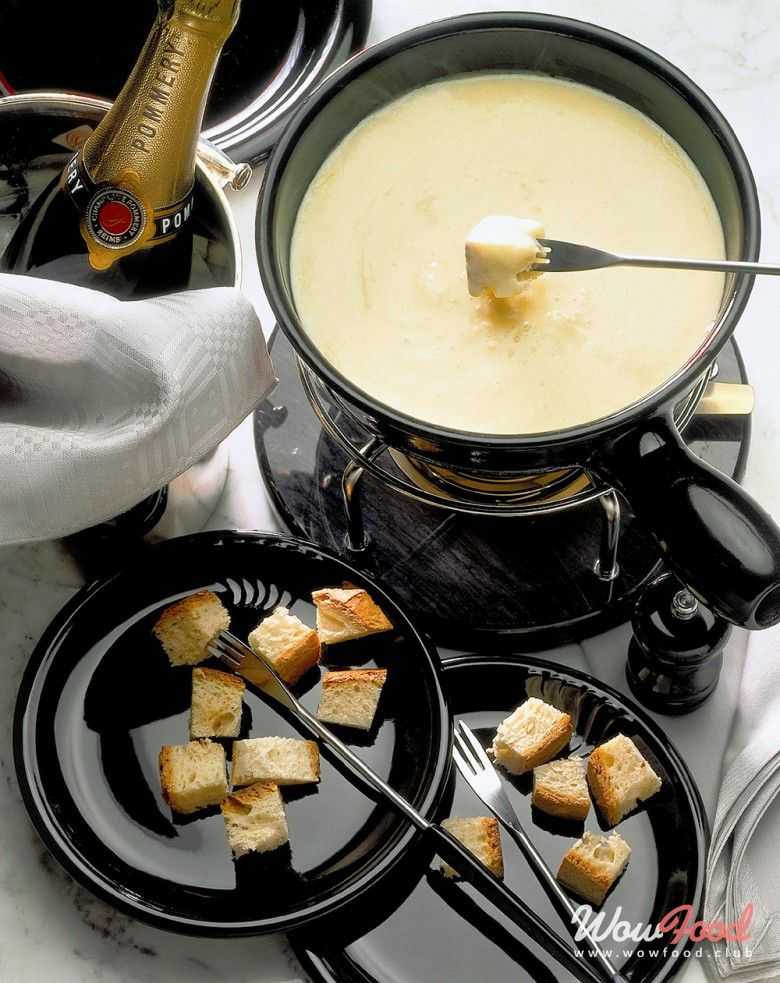 Сырное фондю - 7 рецептов, как приготовить пошагово с фото