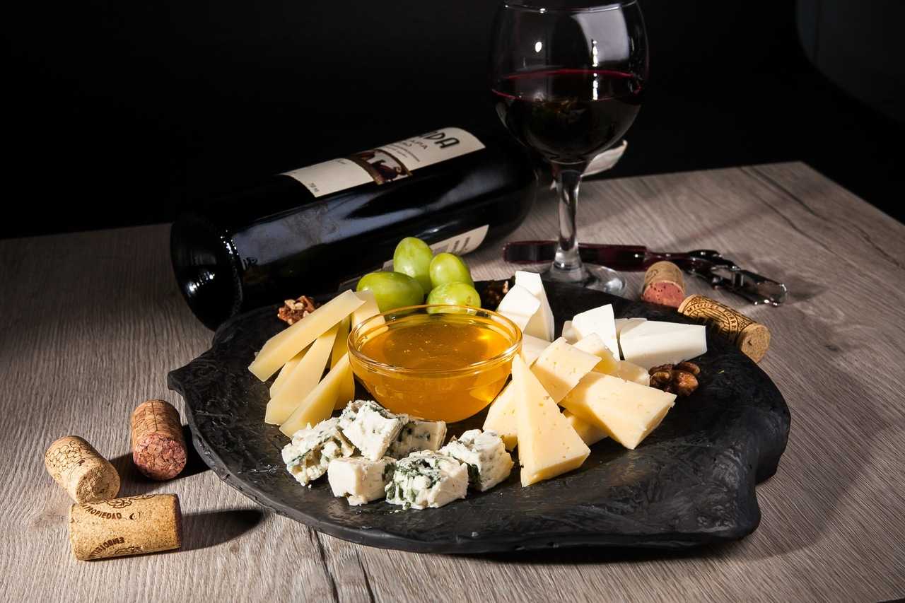 Еда и вино. основные принципы сочетаемости блюд с винами. — сайт о винах winecask.ru