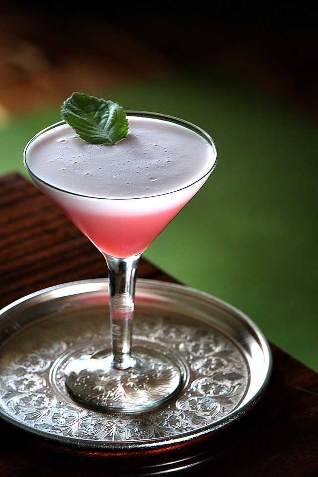 Десять классических рецептов популярных коктейлей ‒ опытный бармен может стать гвоздём программы
