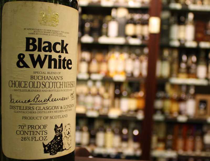 Виски black and white: характеристики напитка, отзывы. как пить виски правильно и чем закусывать? :: syl.ru